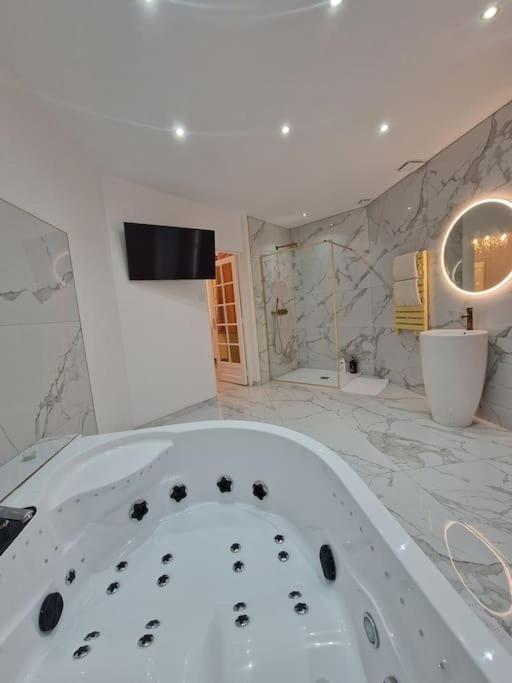 Maison Chic Avec Jacuzzi Nogent Sur Oise Yaospa60 المظهر الخارجي الصورة